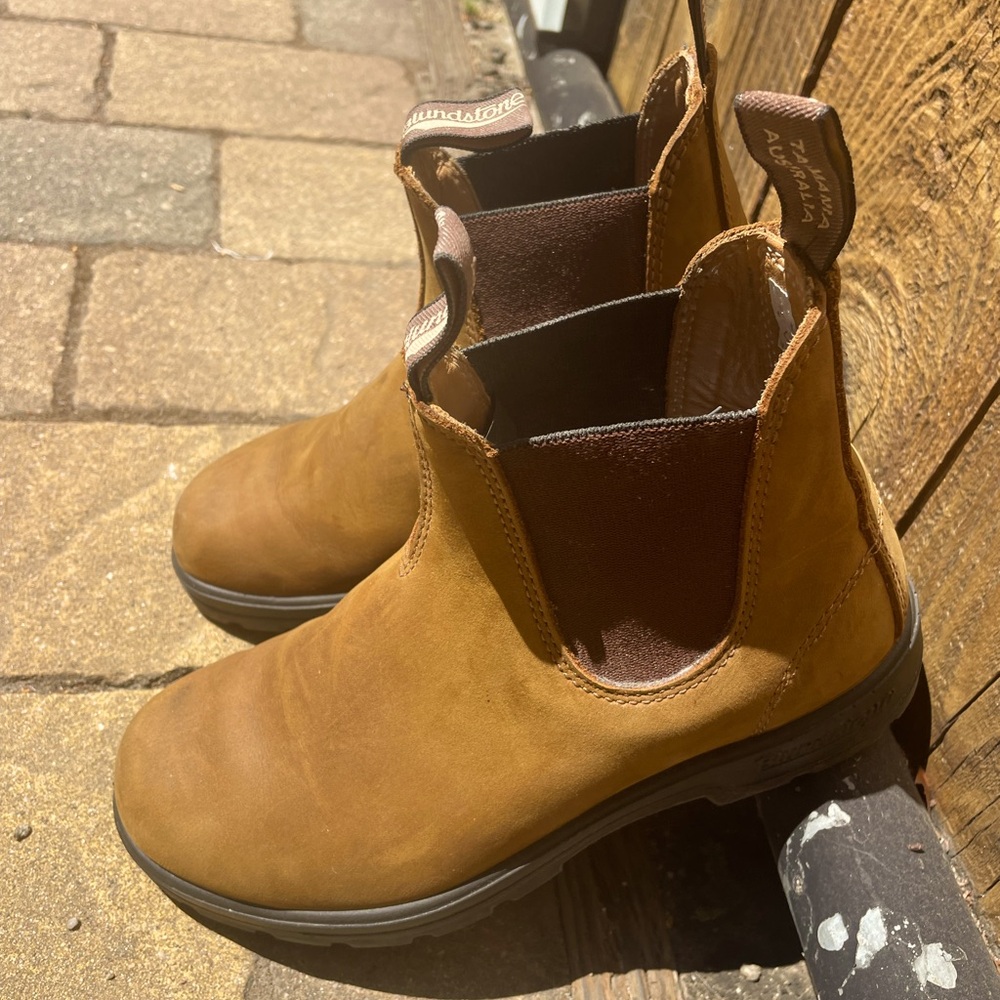 Blundstone Brown Leather Boots
Woman size 8/8.5
Excellent condition